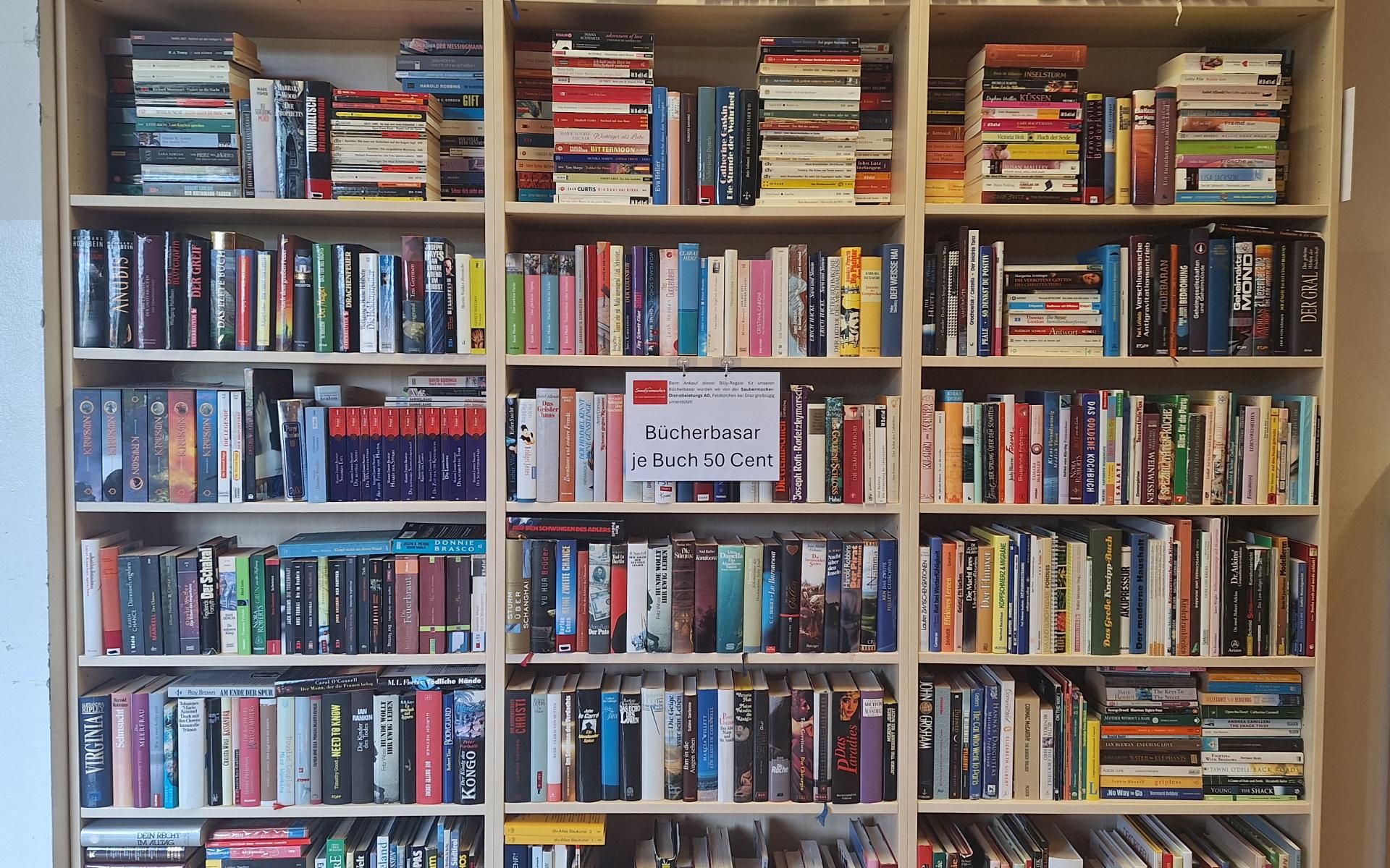 Bücherbasarregal mit Sponsorhinweis Saubermacher